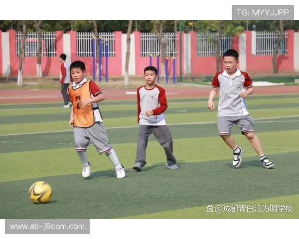 小孩足球场上的趣味对决，孩子们的欢笑与足球的快乐碰撞